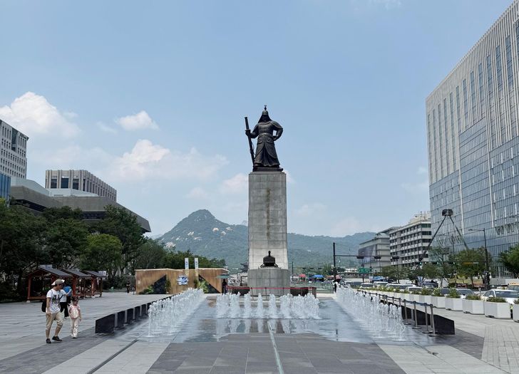 Visitors walk around the Gwanghwamun Square in central Seoul, July 8, 2025. The historic plaza sits between Gyeongbok Palace and major government buildings. Korea Times file. 