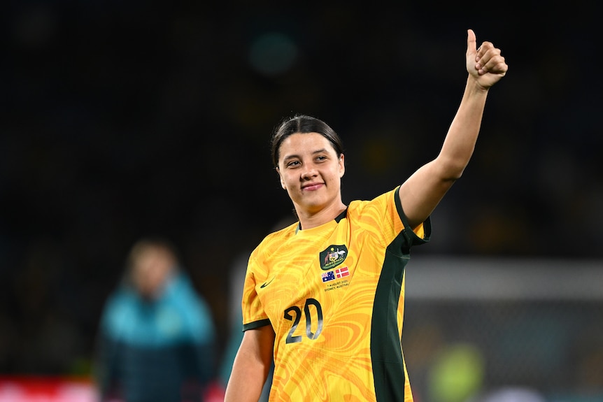 Sam Kerr gives a thumbs up to the crowd.
