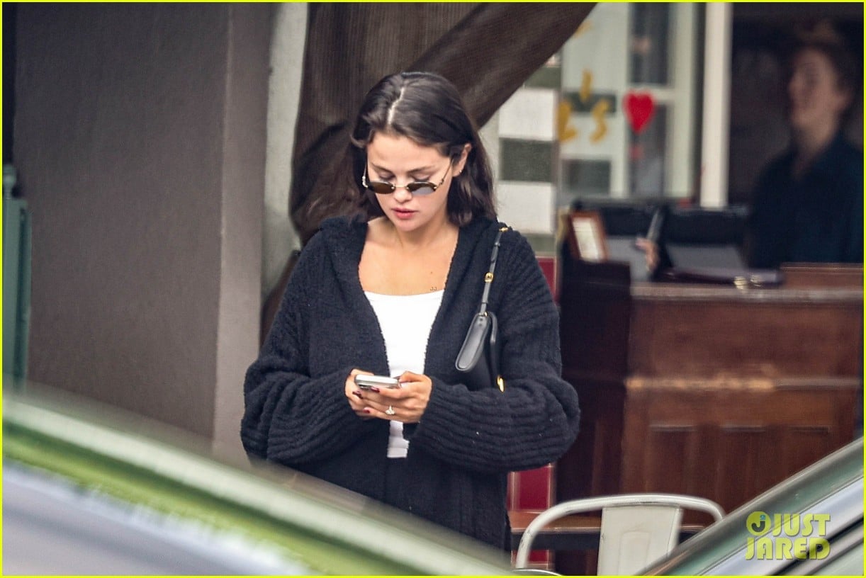 Selena Gomez & Benny Blanco Grab Brunch with Family in Los Angeles benny selena 055282442