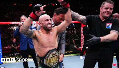 Alexander Volkanovski celebrates beating Diego Lopes