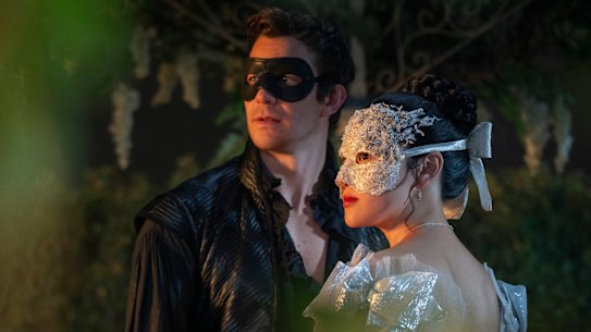 Luke Thompson as Benedict Bridgerton, Yerin Ha as Sophie Baek in Bridgerton.