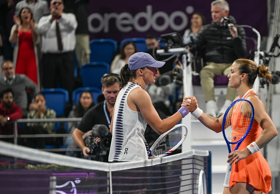 Pictured left to right, Iga Swiatek and Maria Sakkari.