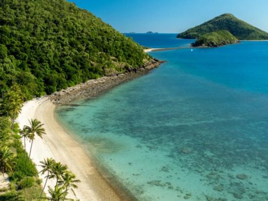 Abandoned island left behind as Whitsundays’ neighbours boom