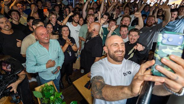Alexander Volkanovski takes a photo with fans at The Prince Alfred Hotel in Victoria. 
