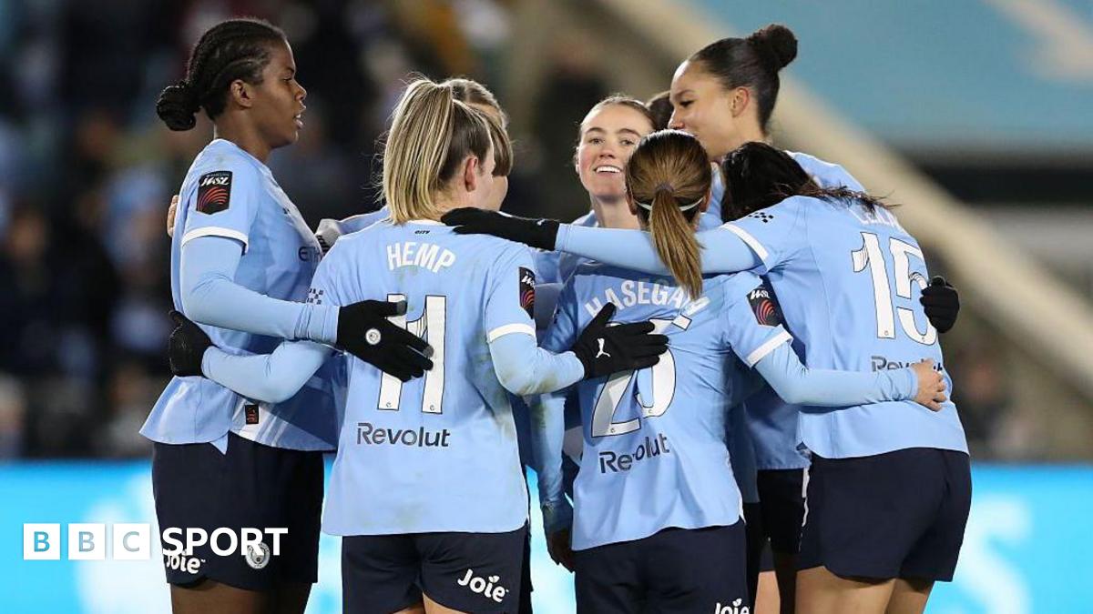 Man City players celebrate beating Leicester in the WSL