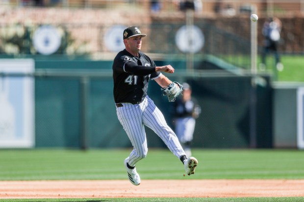 Chicago White Sox shortstop Tanner Murray (41) throws to Chicago White Sox first baseman Munetaka Murakami (5) to tag out Milwaukee Brewers first baseman Andrew Vaughn (28) during the first inning in a Cactus League game at Camelback Ranch on Sunday, Feb. 22, 2026, in Glendale, Ariz. (Armando L. Sanchez/Chicago Tribune)