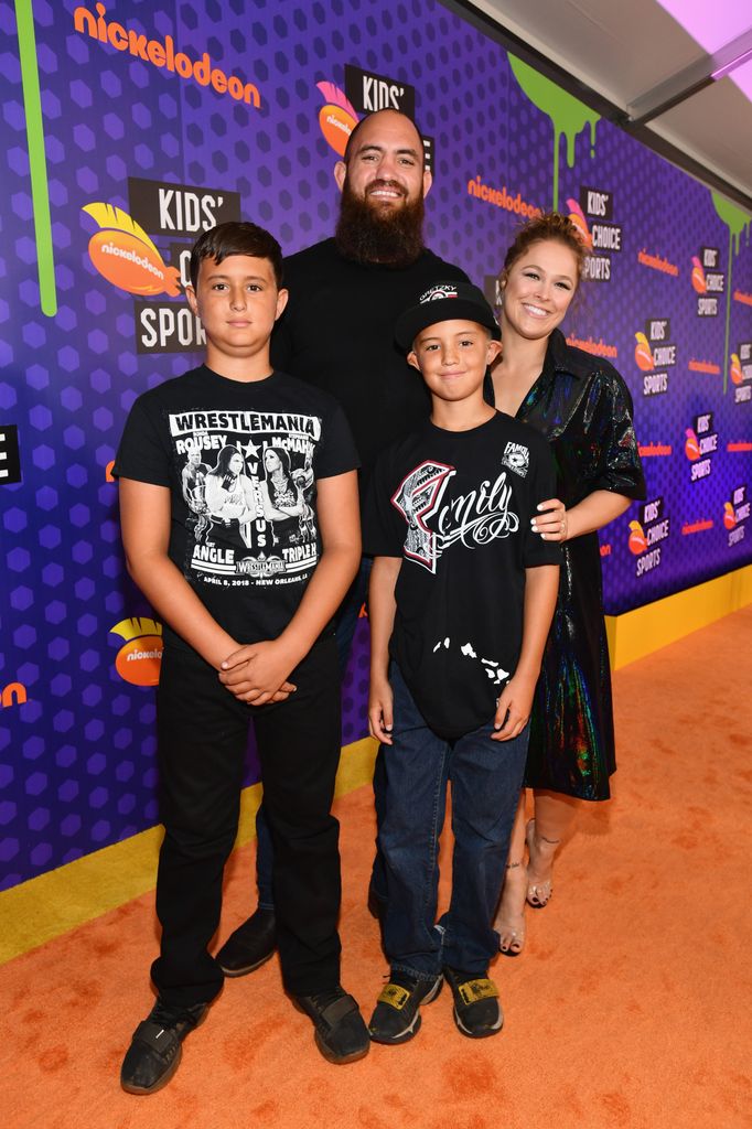 photo of travis browne with his two sons and ronda rousey