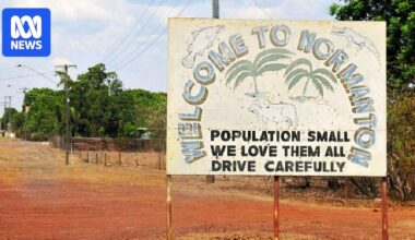 Small plane crashes in Normanton, north-west Queensland, starting grass fire and knocking out power