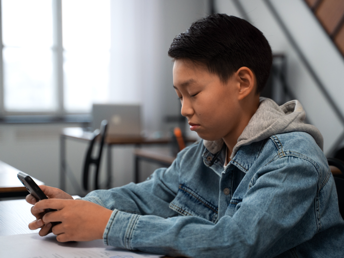 Associations Among Cyberbullying Victimization, Inhibitory Control, Neural Activation of Error Processing, and Mental Health Problems in Adolescents: Neuroimaging, Retrospective Longitudinal Cohort Study Using the Adolescent Brain Cognitive Development Data