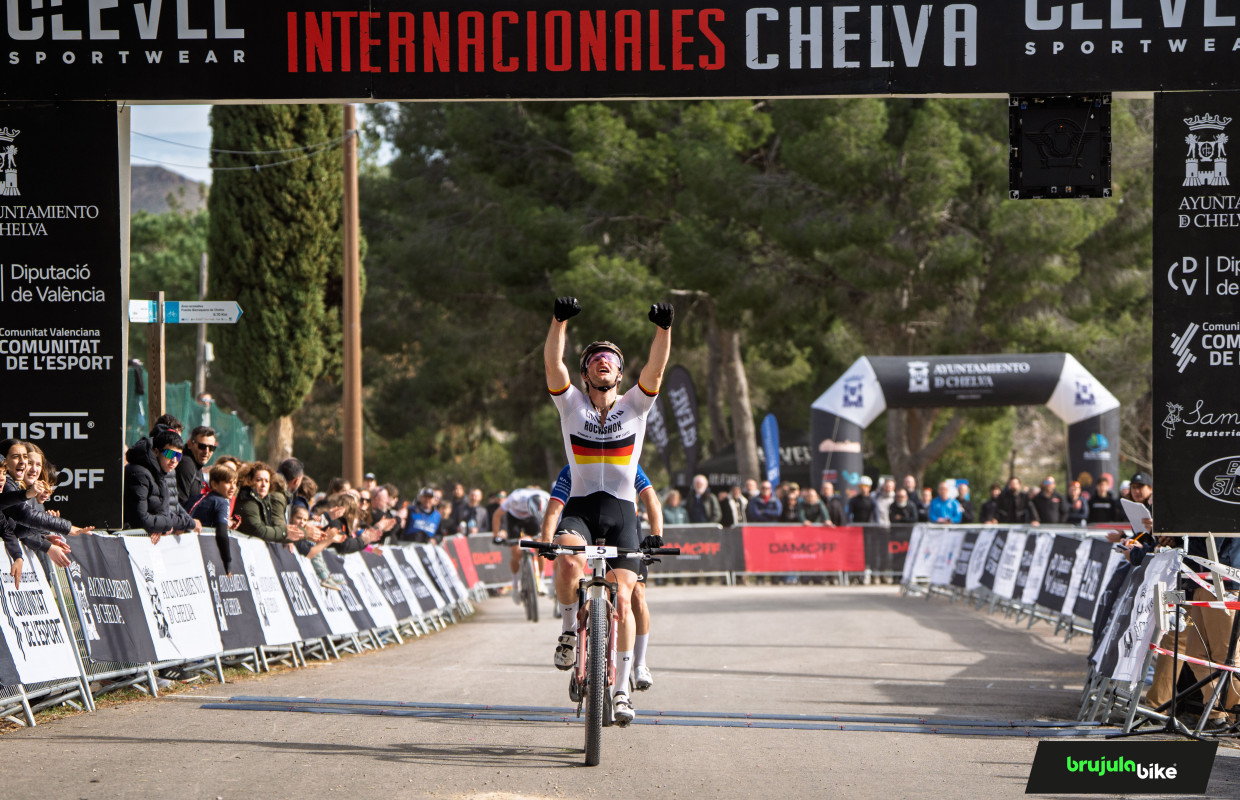Schwarzbauer wins the sprint with the new Canyon and Terpstra debuts the Lapierre PXR in Chelva