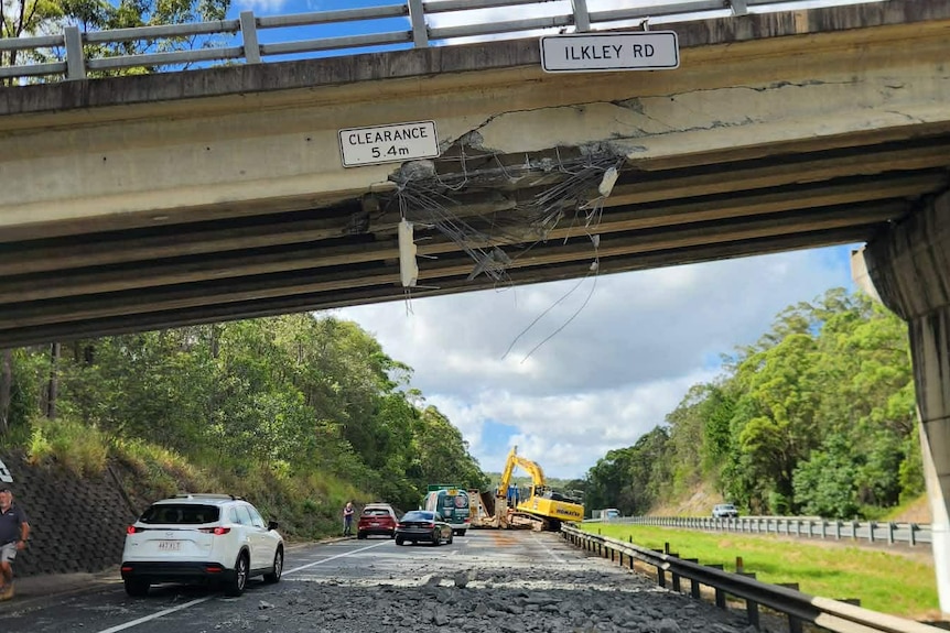 Bruce Highway blocked after excavator strikes bridge on Sunshine Coast