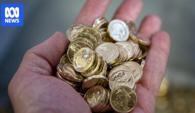 More Australians switching to 'riskier' super funds, as industry calls for tighter regulation