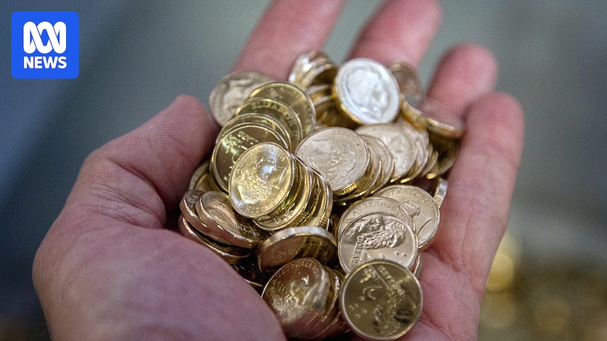 More Australians switching to 'riskier' super funds, as industry calls for tighter regulation