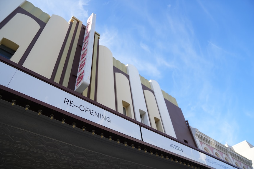 Closure sign at Princess Theatre in Launceston.