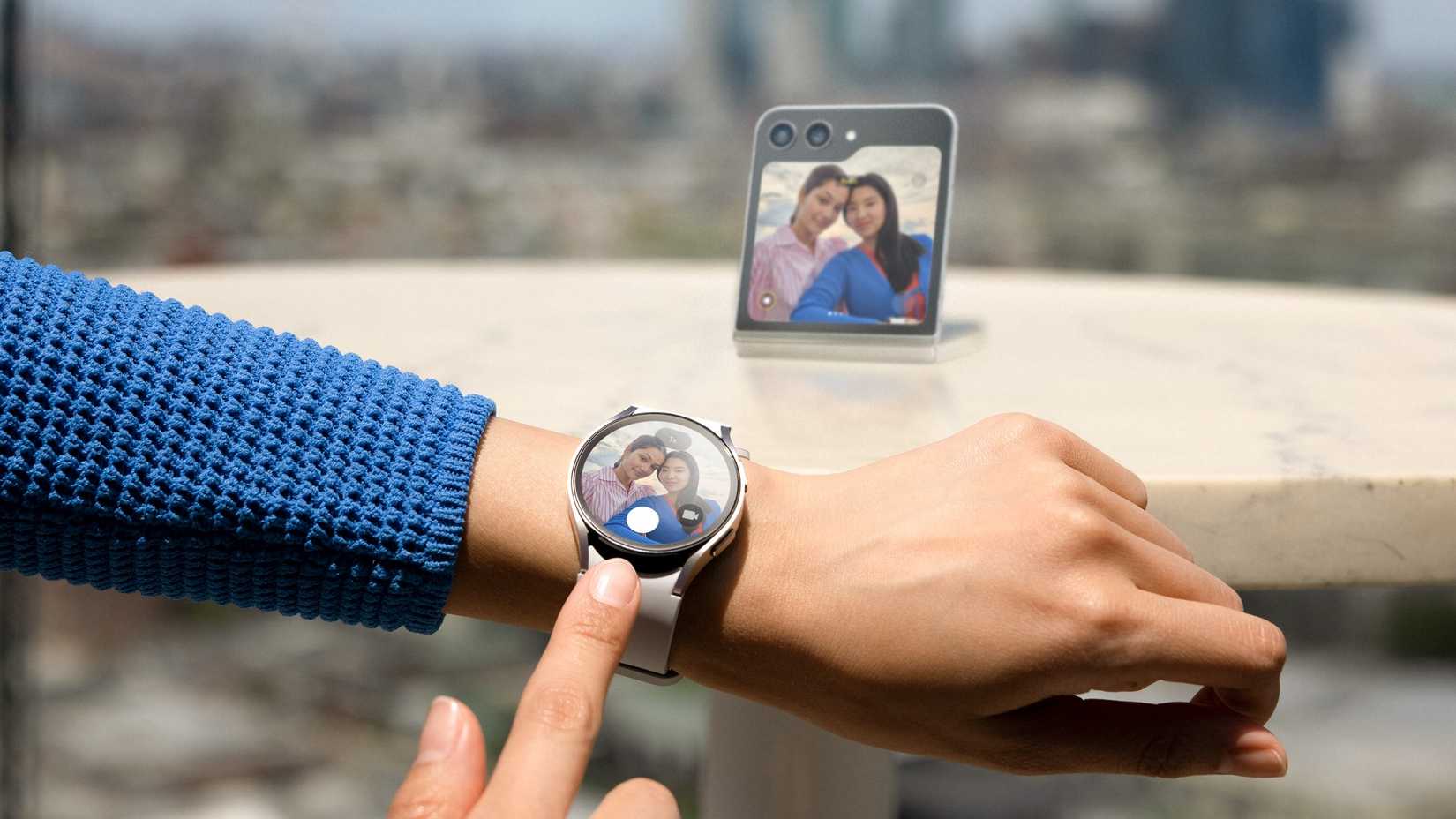 Samsung Galaxy Z Flip 5 and Watch 6 viewfiner/shutter