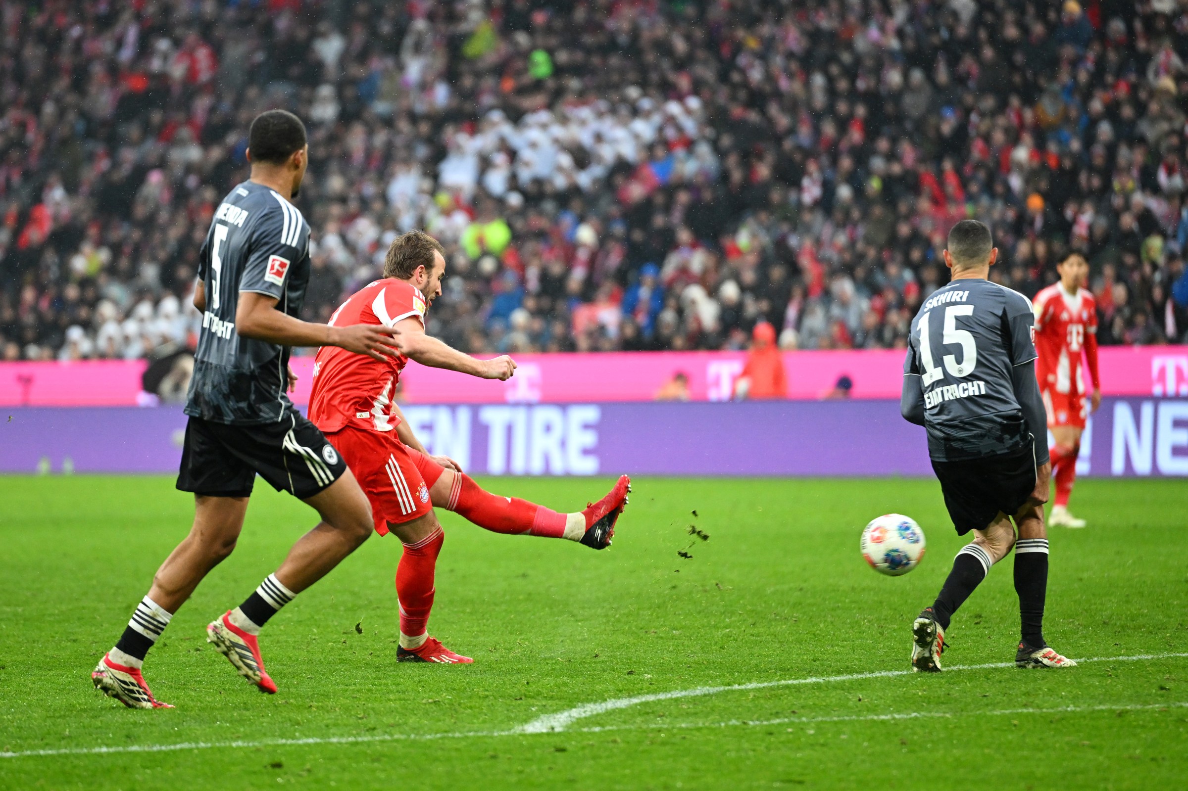 MUNICH, GERMANY - FEBRUARY 21: Harry Kane of FC Bayern Munich scores his team’s third goal during the Bundesliga match between FC Bayern München and Eintracht Frankfurt at Allianz Arena on February 21, 2026 in Munich, Germany. (Photo by Christian Kaspar-Bartke/Getty Images)
