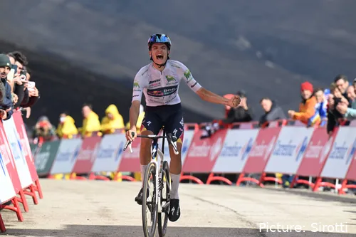 Giulio Pellizzari celebrates his stage win at La Vuelta 2025