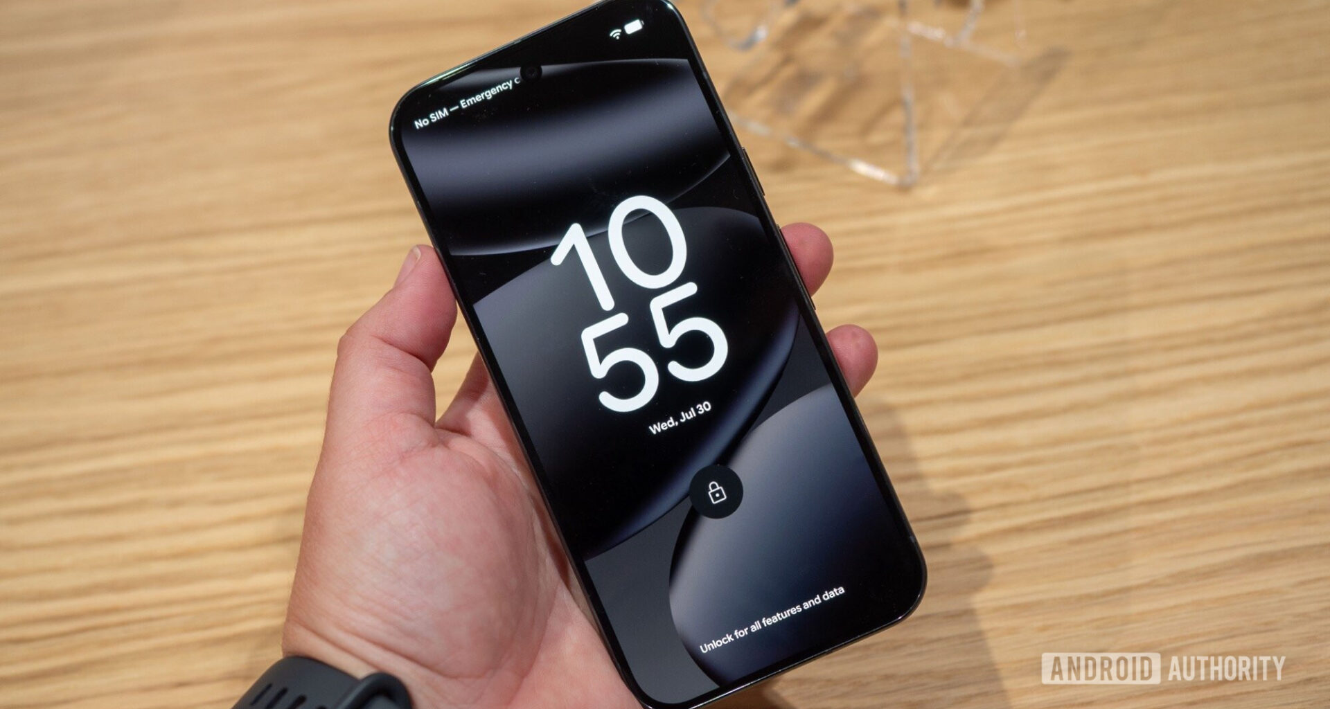 google pixel 10 pro obsidian in hand display lockscreen
