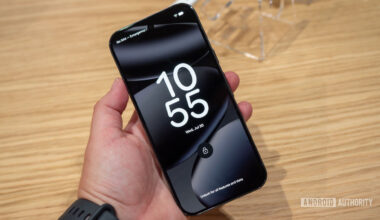 google pixel 10 pro obsidian in hand display lockscreen