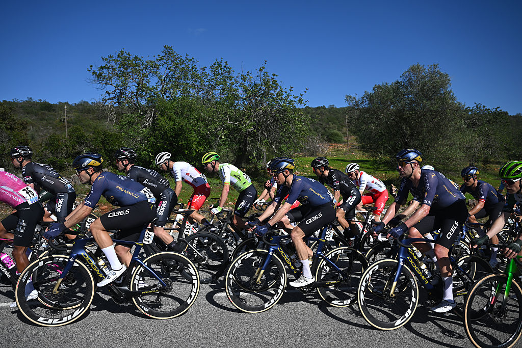 FOIA, PORTUGAL - FEBRUARY 19: (L-R) Matteo Moschetti of Italy, David de la Cruz of Spain and Team Pinarello Q36.5 Pro Cycling and a general view of the peloton competing during the 52nd Volta ao Algarve em Bicicleta 2026, Stage 2 a 183.5km stage from Portimao to Foia (Monchique) 882m on February 19, 2026 in Foia, Portugal. (Photo by Dario Belingheri/Getty Images)