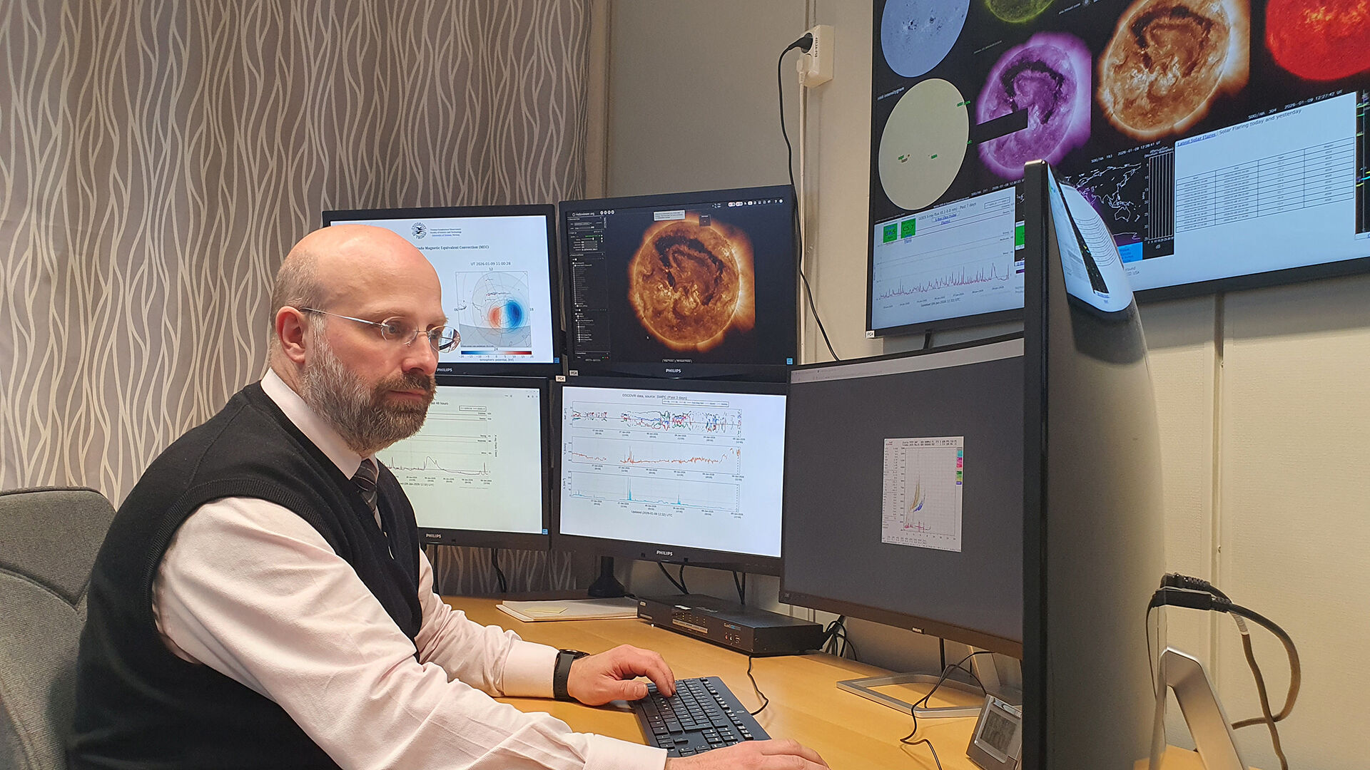 Magnar Gullikstad Johnsen overvåker verdensrommet. Foto: UiT