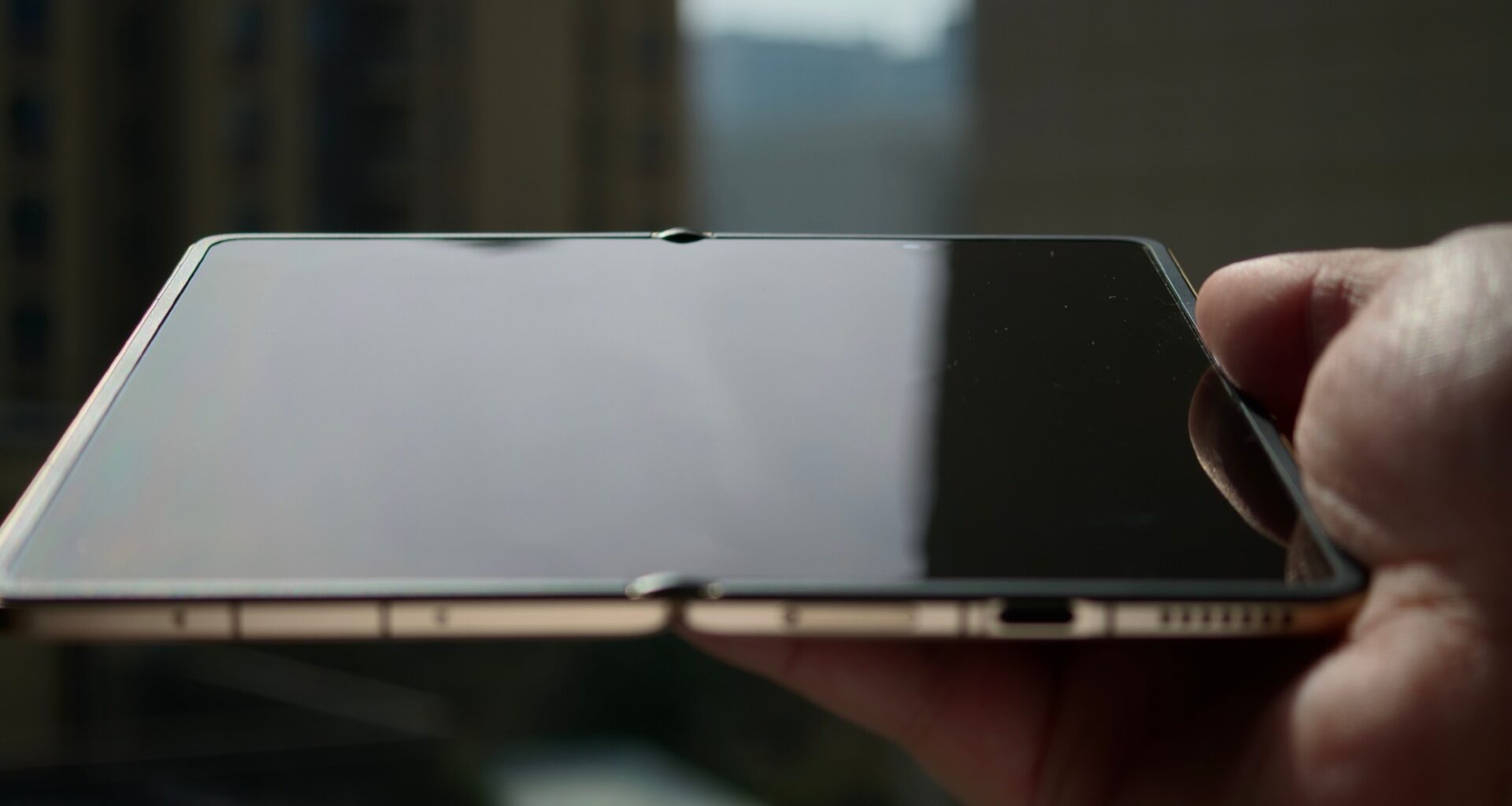 Crease-free Honor Magic V6 foldable appears in real-life hands-on images