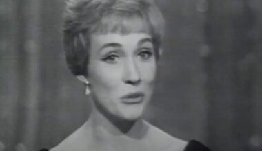 Crowd gasps as Julie Andrews takes revenge in acceptance speech
