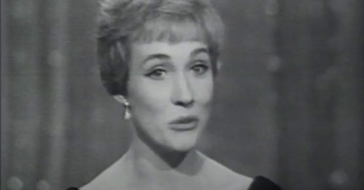 Crowd gasps as Julie Andrews takes revenge in acceptance speech