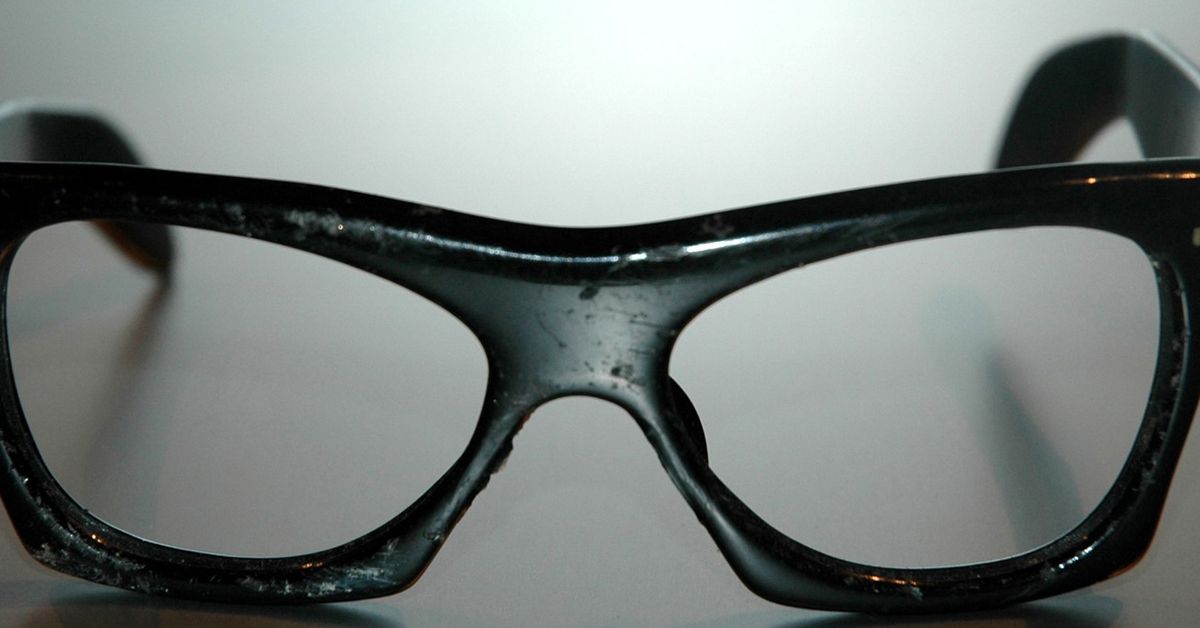 Today in History - February 27: Glasses found in a sealed envelope sparks court case