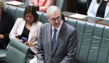 Australian linked to ISIS issued temporary ban from coming home