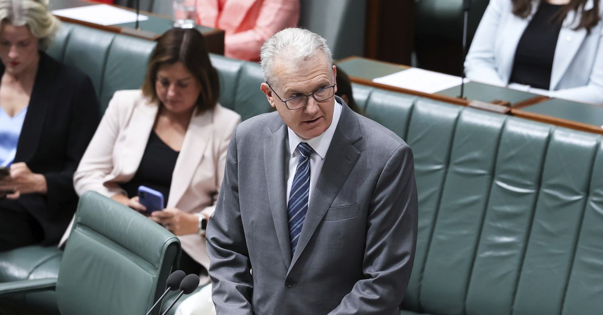 Australian linked to ISIS issued temporary ban from coming home