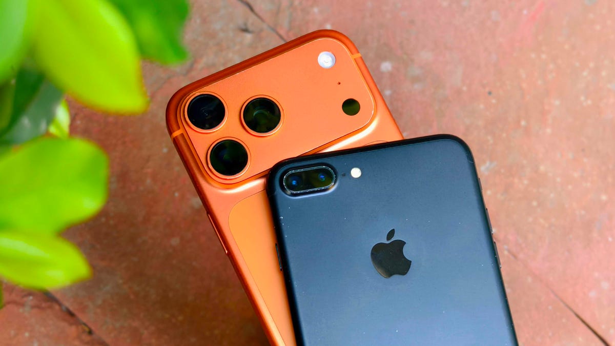 iPhone 17 Pro Max and iPhone 7 Plus camera modules.