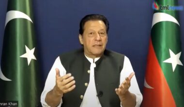 Former Cricket Captains Urge Pakistan To Allow Medical Care for Imran Khan