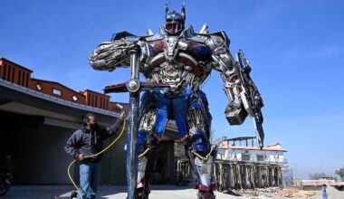 Pakistani sculptor turns scrap into colossal metal artworks