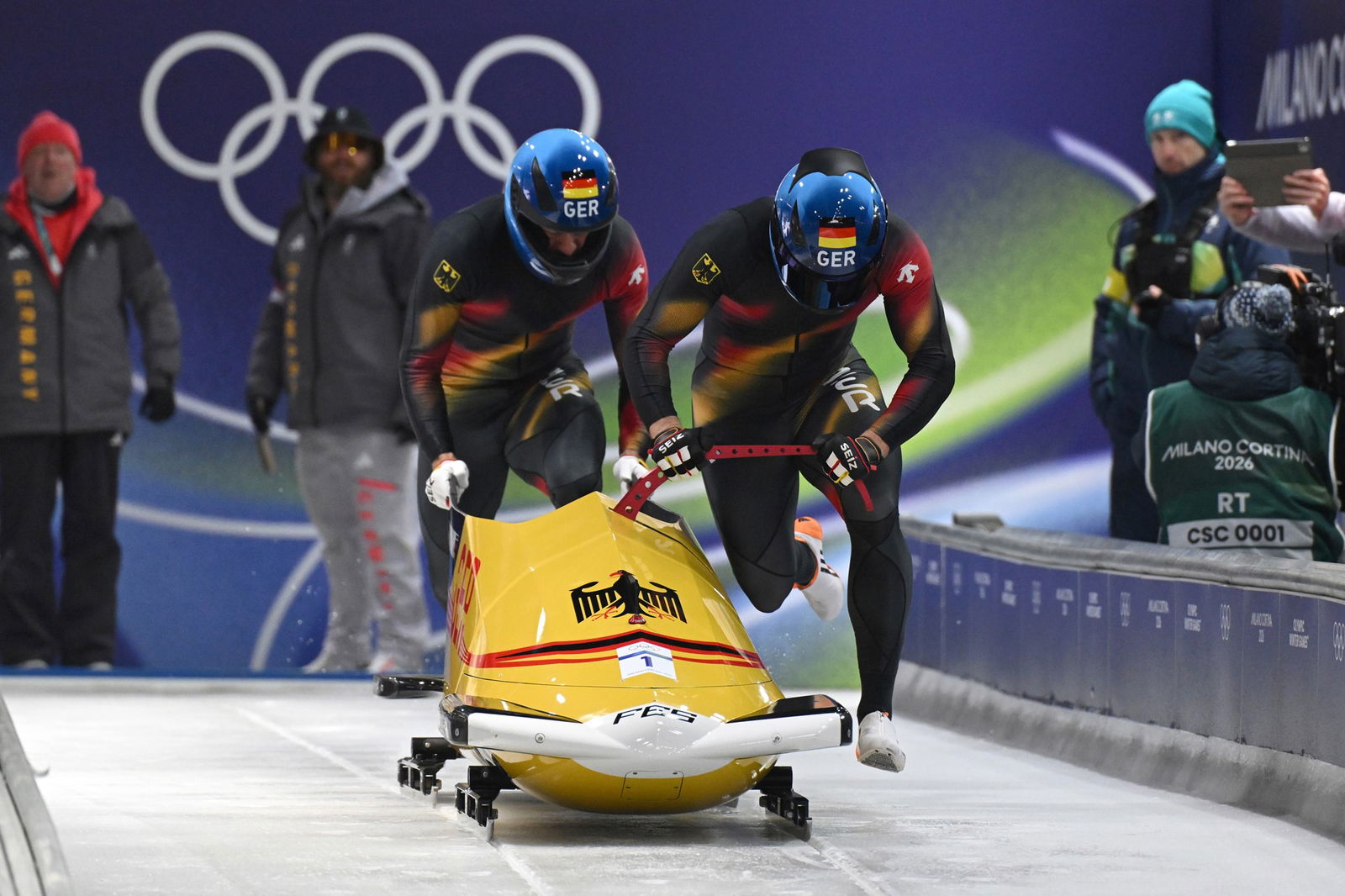 Olympia, Olympic Winter Games Milan Cortina 2026, Bobsleigh, two-man bobsleigh, men, heat 1, Cortina Sliding Center, Johannes Lochner (pilot) and Georg Fleischhauer (Germany) start their run.