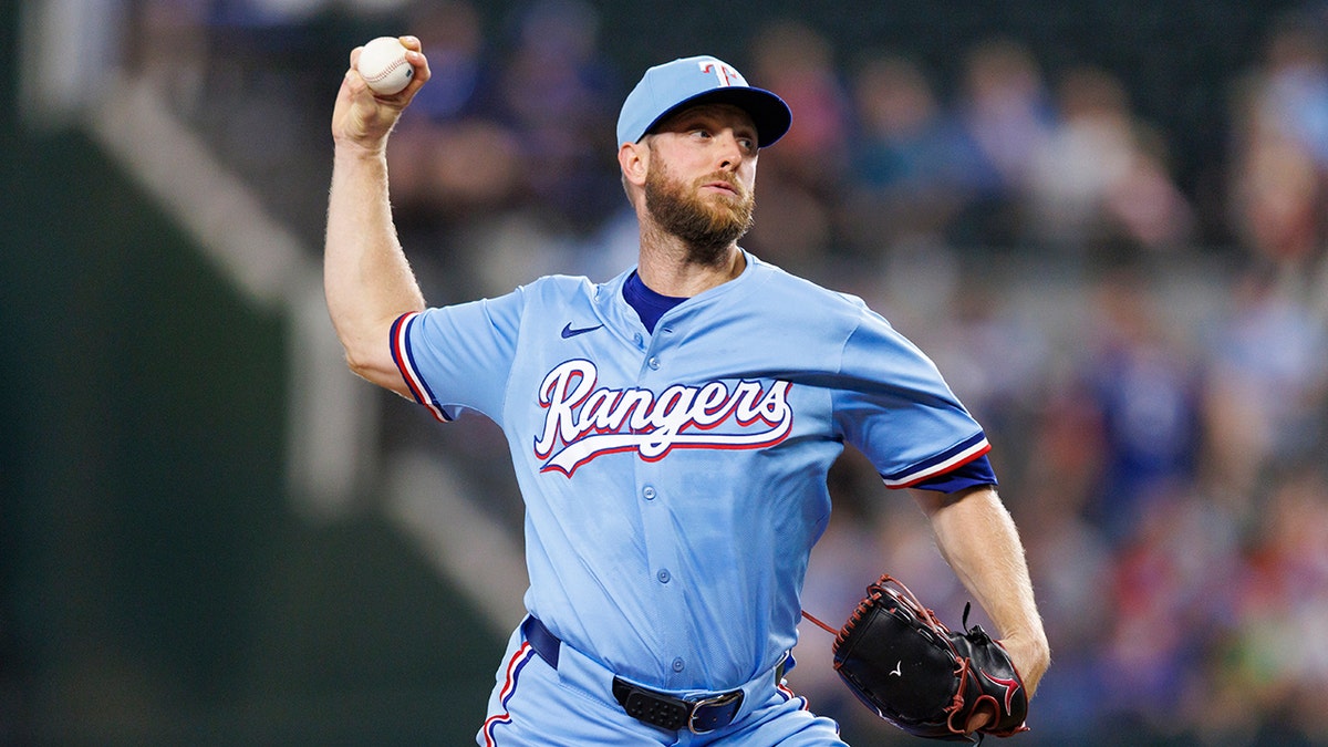 Merrill Kelly throws a pitch