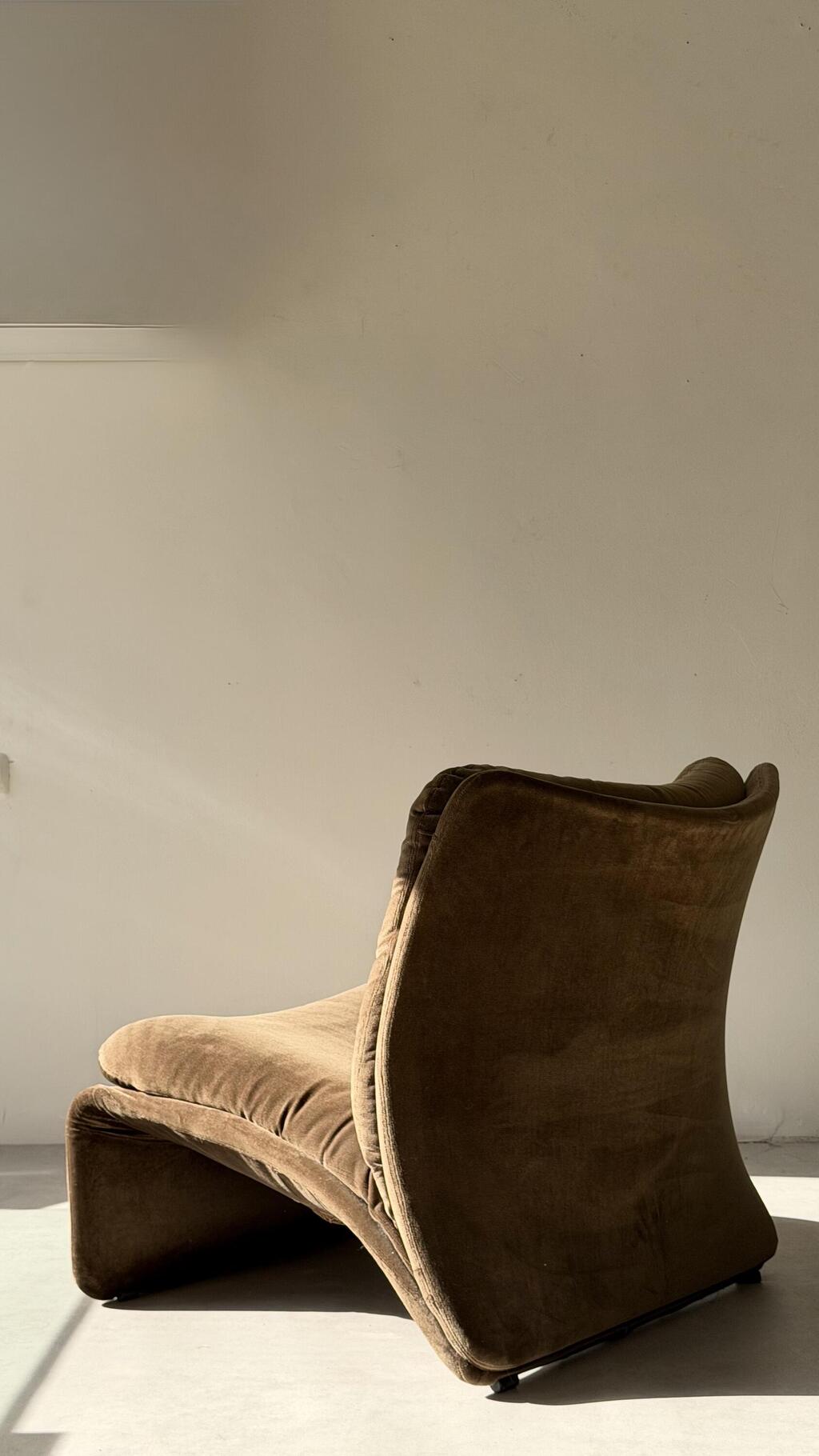 Back to brown: The 1970s Selene armchair by designer Adalberto Caraceni for B&T (Photo: Avi Ben Ezra. Vintuch studio) הכורסא משנות ה-70 דגם Selene של המעצב Adalberto Caraceni לחברת B&T