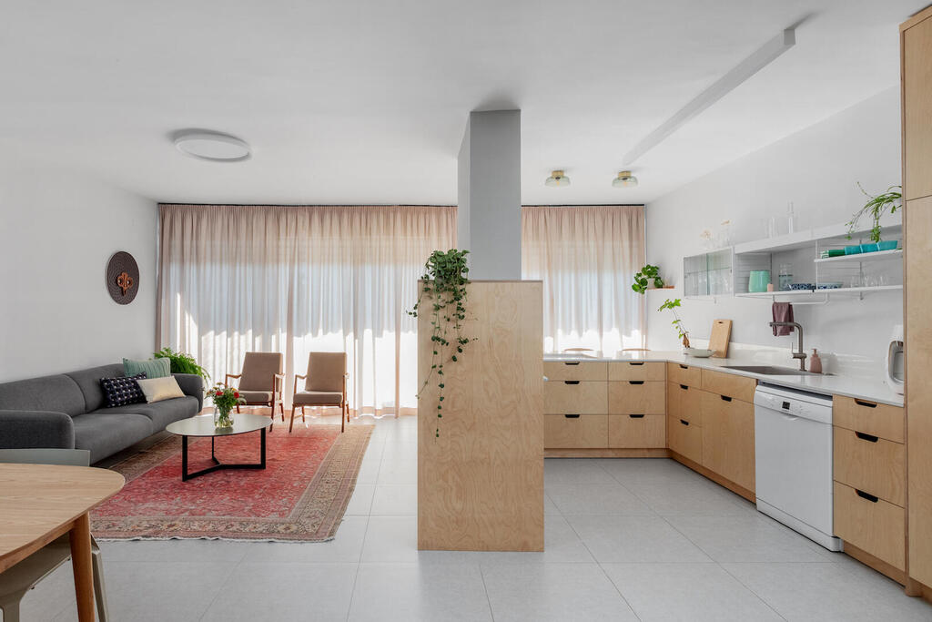 A partition defines the space, creating more intimate areas within the home (Photo: Shiran Carmel) מחיצה בחלל ליצירת מרחבים יותר אינטימיים. עיצוב: לירון חן גונן