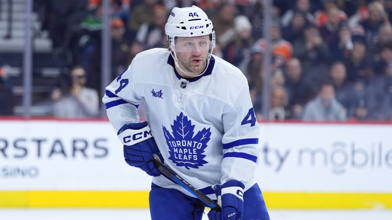 Maple Leafs' Rielly exits vs. Canucks with upper-body injury