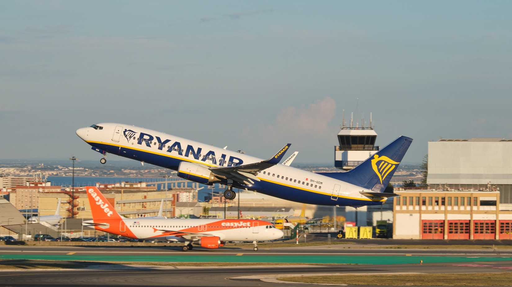 ryanair plane taking off easyjet