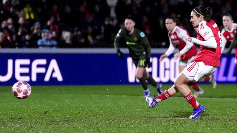 Mariona Caldentey scores a penalty