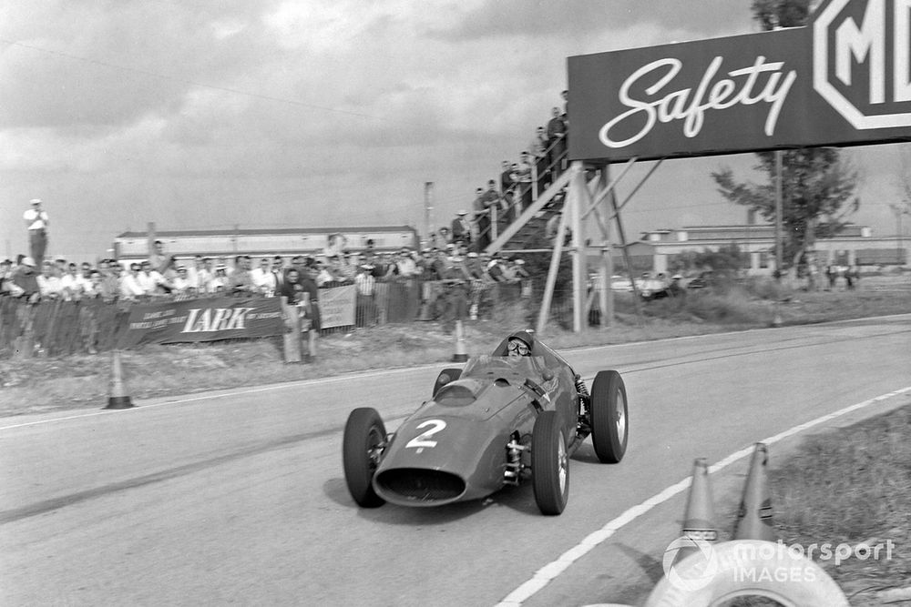 Brooks could finish no higher than third in 1959 Sebring season finale and was denied the title by Brabham
