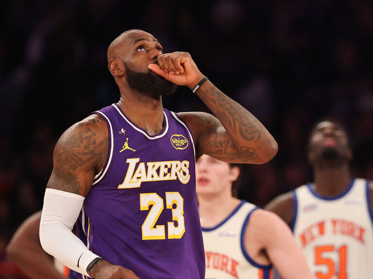 Report: LeBron expected to stay with Lakers for rest of season