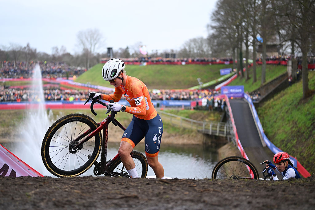 HULST, NETHERLANDS - FEBRUARY 01: Leonie Bentveld of Netherlands competes during the 77th UCI Cyclo-Cross World Championships 2026 - Women&amp;apos;s U23 / #UCIWWT / on February 01, 2026 in Hulst, Netherlands. (Photo by Luc Claessen/Getty Images)