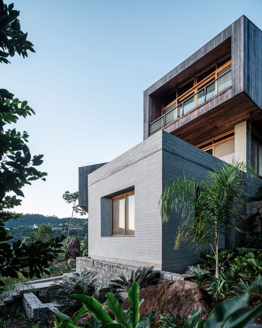 Cinderblock and wood Brazilian house 