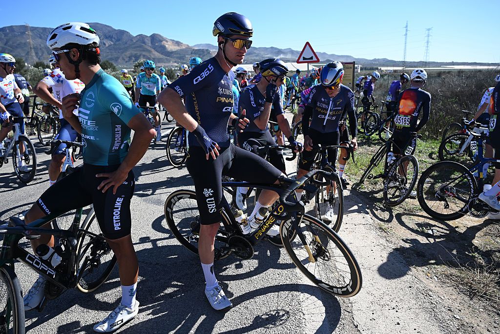 Vuelta a Murcia stage 2: riders stopped during the stage