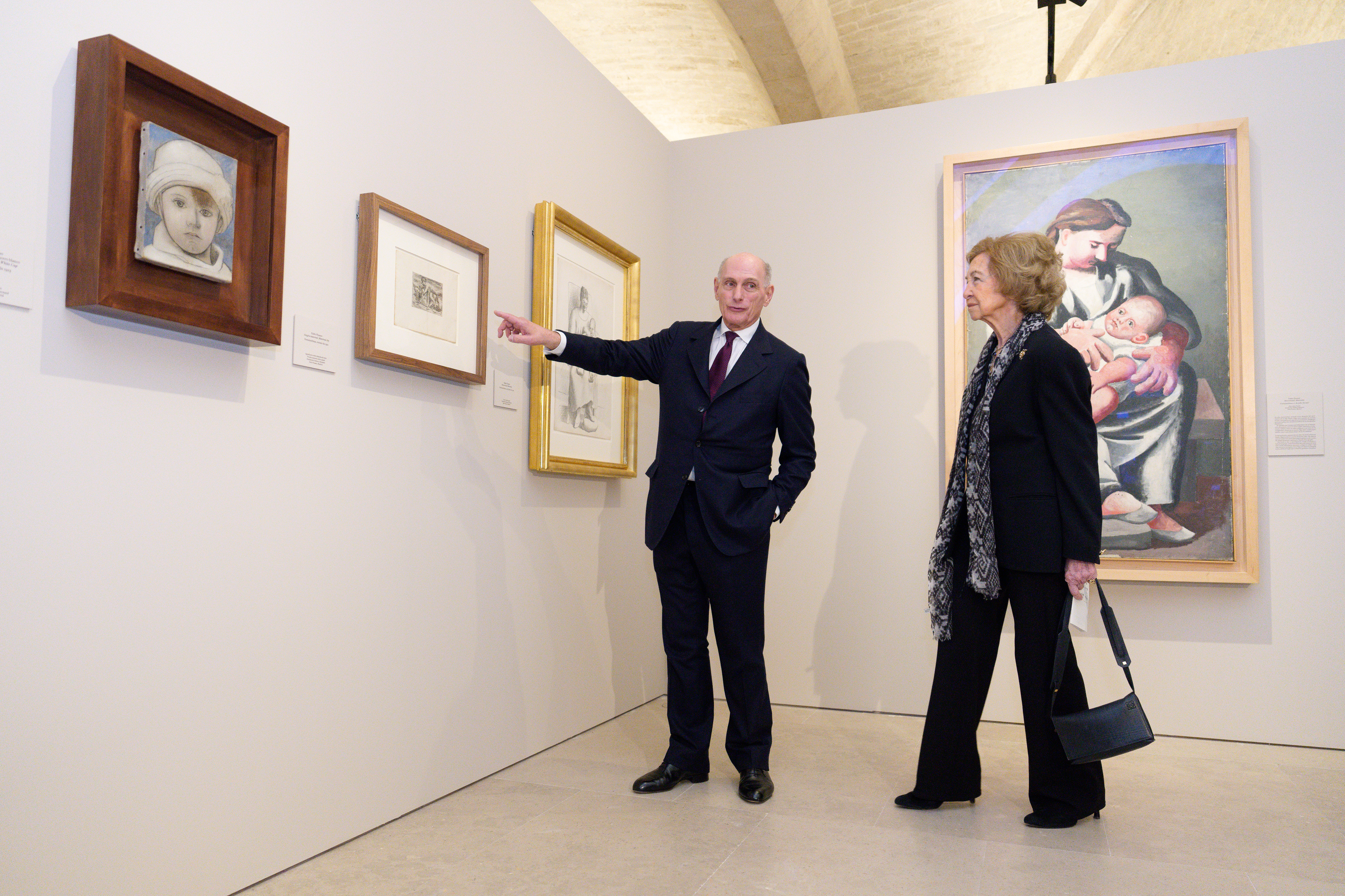 Bernard Ruiz-Picasso and Queen Sofía of Spain at an art exhibition.