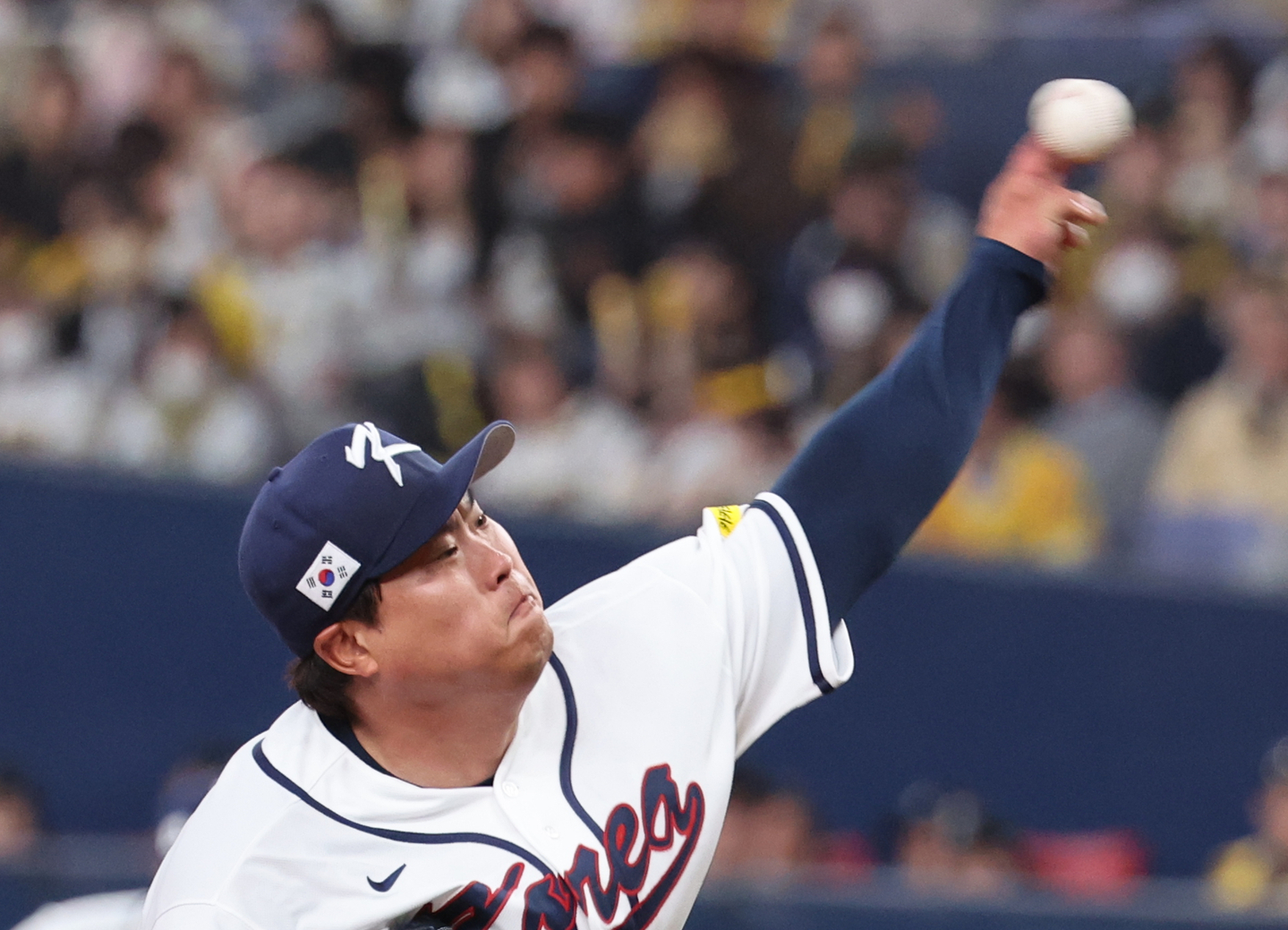 Korea's Ryu Hyun-jin pitches during a tuneup game against the Hanshin Tigers at Kyocera Dome Osaka in Japan on March 2. [YONHAP] 