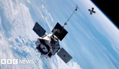 Nasa spacecraft weighing 1,300lb re-enters Earth's atmosphere - BBC