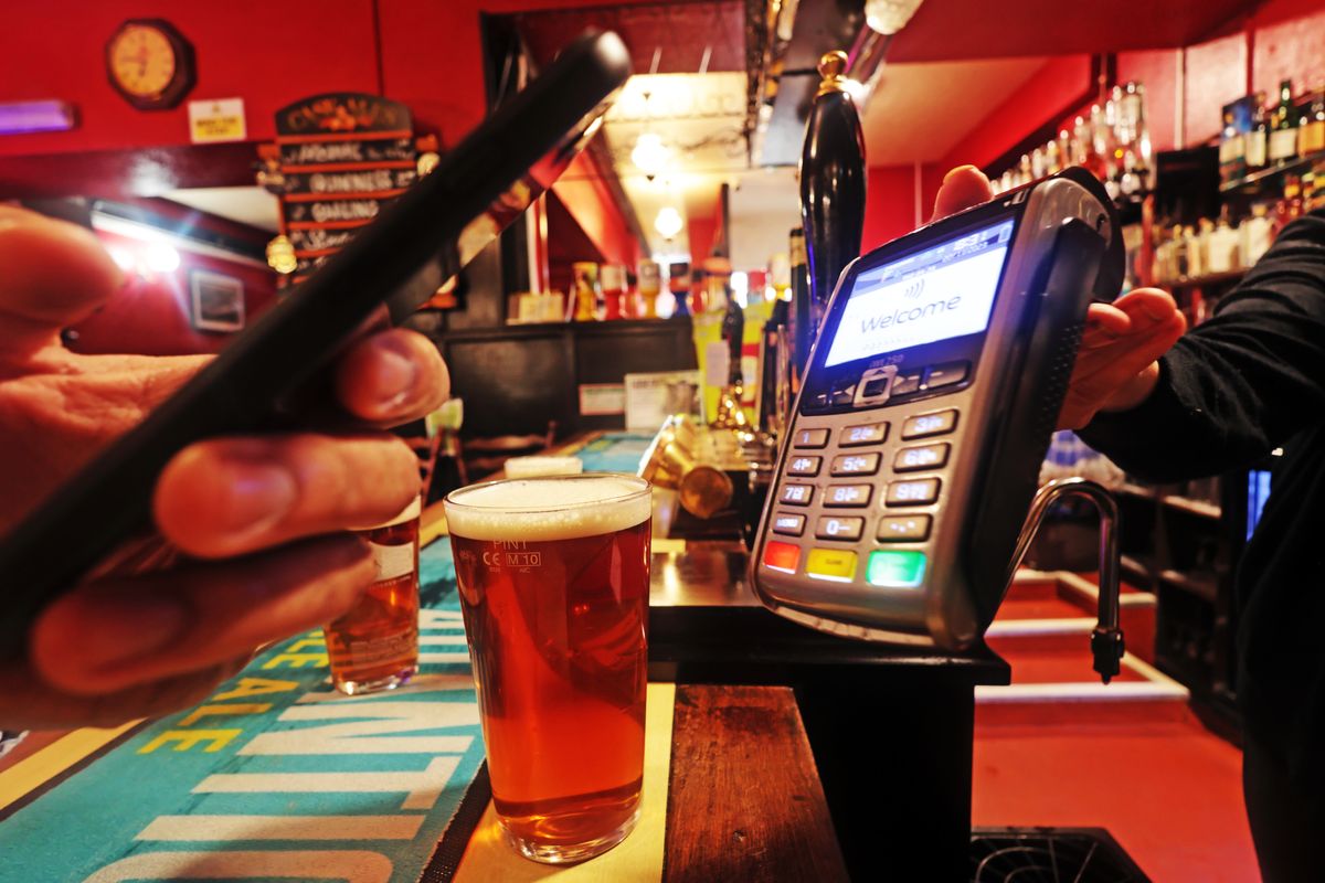 Contactless paying for beer with a phone app